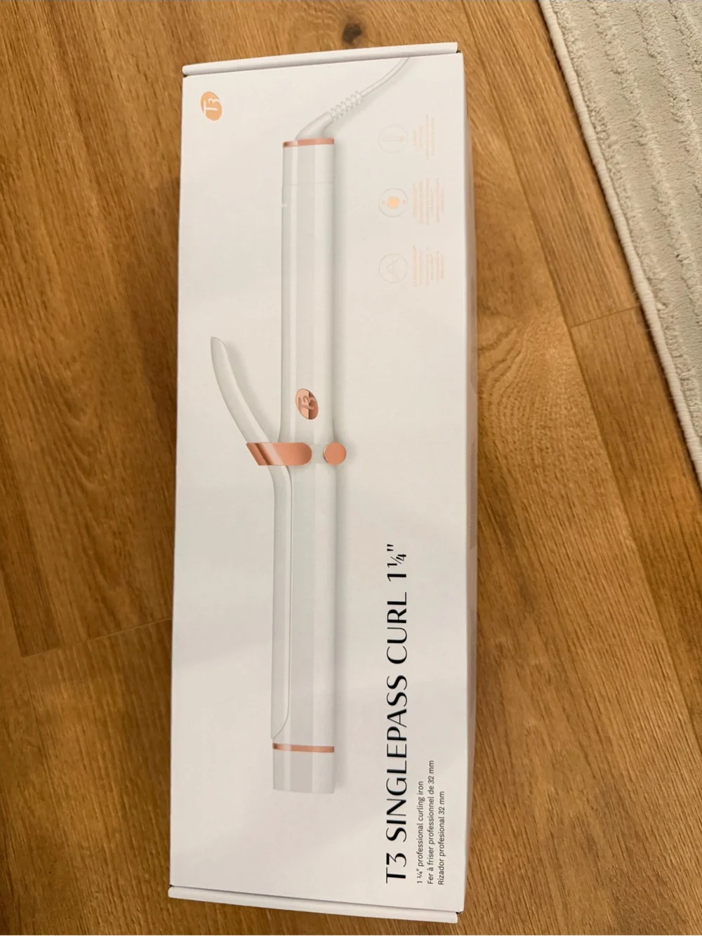 T3 SinglePass Styling Wand in White with Rose Gold Accents